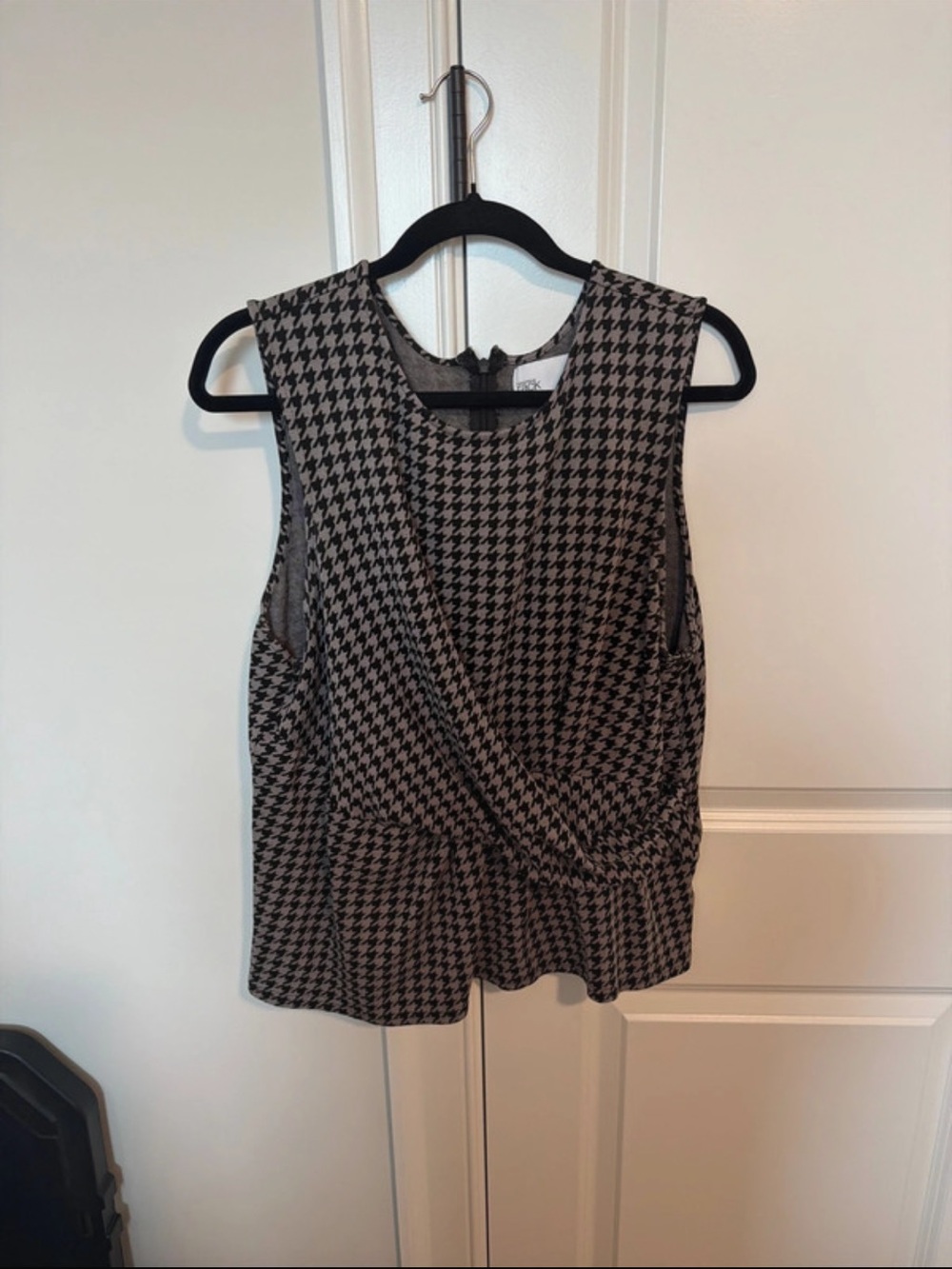 Houndstooth Sleeveless Wrap-Front Tank Top - Black & White